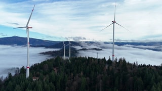 Noch stehen vier Windräder auf dem Roßkopf bei Freiburg. Zwei wurden neu gebaut, zwei sind älter und werden noch zurückgebaut.