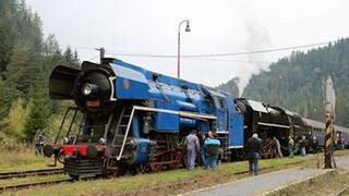 Am 6. Tag geht es mit zwei beeindruckenden Dampfloks durch die niedere Tatra: die 477.013, genannt Papagei und die 475.196 mit dem Kosename "Fürstin".