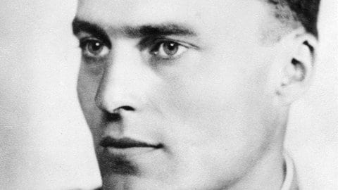 Der deutsche Offizier und spätere Widerstandskämpfer Claus Schenk Graf von Stauffenberg in einer Aufnahme aus den frühen 1930ern. Am 20. Juli 1944 brachte er im Führerhauptquartier "Wolfsschanze" eine Sprengladung zur Explosion, die Hitler beseitigen sollte. Nach 1945 wurde seine Tat zunächst totgeschwiegen, dann folgten fast kultische Verehrung und Ablehnung gleichermaßen. 