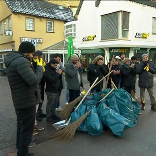 Eine Gruppe junger Muslime bei der Neujahrs-Aufräumaktion