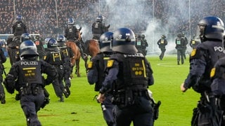 Krawalle beim DFB-Pokal-Spiel-zwischen Waldhof Mannheim und dem FCK. 