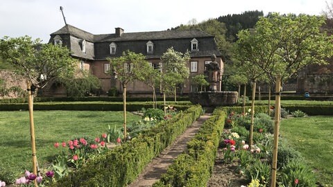 Der eiserne Garten auf Schloss Malberg ist wie ein historischer Klostergarten angelegt.