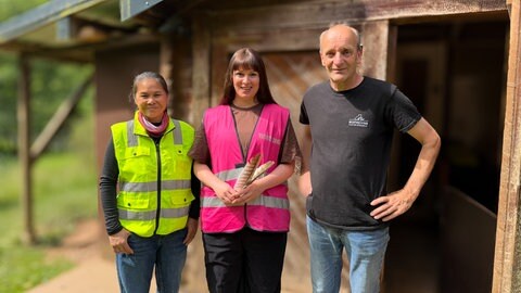 Nina Born (l.) und Anja Hansen (m.) vom Tierschutzverein Pfotenengel und Jürgen Meyer (r.) von der Wildtierhilfe Saarburg sind die Retter in der Not: Durch ihre Hilfe konnten die Vögel gerettet und jetzt auch großgezogen werden. 