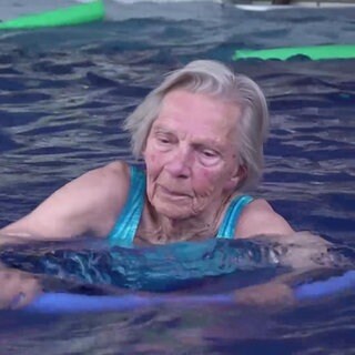 Die fünfundneunzig-jährige Magdalena Raich beim Sport