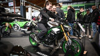 Eine Frau sitzt auf einem Motorrad bei der Messe "Motorradweld Bodensee"