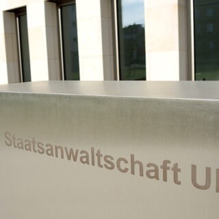 Der Schriftzug "Staatsanwaltschaft Ulm" ist auf einem Schild am Eingang der Staatsanwaltschaft angebracht. Weil der Tatverdächtige in einem anderen Strafverfahren wohl eine Haftstrafe bekommt, stellt die Staatsanwaltschaft Ulm ein Verfahren wegen Volksverhetzung ein. Eine Fehlentscheidung, meint Alena Lagmöller. Denn der Mann hatte in Langenau antisemtischische Schmierereien angebracht.