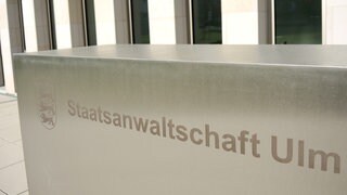 Der Schriftzug "Staatsanwaltschaft Ulm" ist auf einem Schild am Eingang der Staatsanwaltschaft angebracht. Weil der Tatverdächtige in einem anderen Strafverfahren wohl eine Haftstrafe bekommt, stellt die Staatsanwaltschaft Ulm ein Verfahren wegen Volksverhetzung ein. Eine Fehlentscheidung, meint Alena Lagmöller. Denn der Mann hatte in Langenau antisemtischische Schmierereien angebracht.
