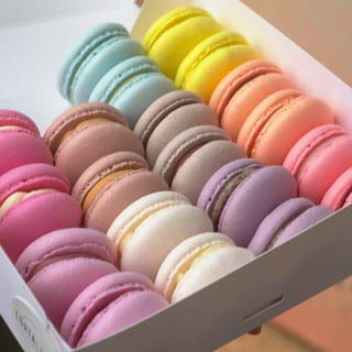 Bunte Macarons in einer Schachtel.
