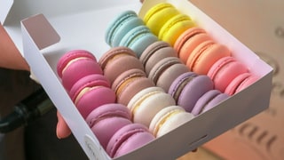 Bunte Macarons in einer Schachtel.