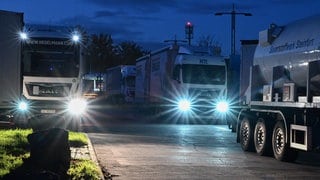 LKWs stehen an der Raststätte Sindelfinger Wald. Aber es gibt zu wenig Stellplätze für die LKW. Unser Bild ist ein Archivbild. 