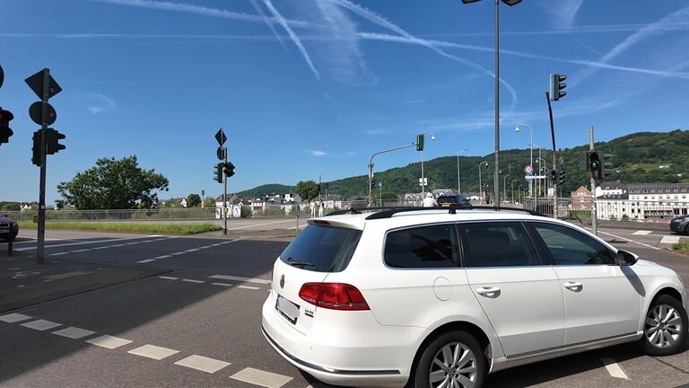 Autos aus der Karl-Marx-Straße biegen immer wieder verbotenerweise nach rechts auf das Johanniterufer ab - oft aus Gewohnheit oder wegen veralteter Navi-Daten. Dabei übersehen sie leicht Radfahrer.