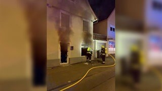Gebäudebrand in Eningen. Ein Unbekannter hat einen Brandsatz in einen Friseurladen geworfen. 