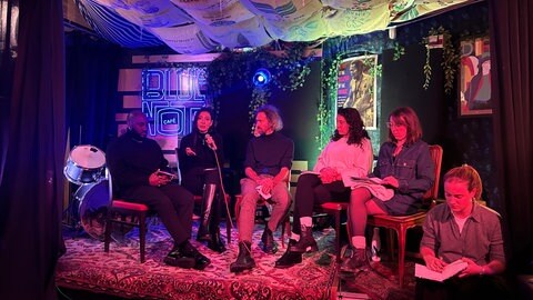 Die syrischstämmige Journalistin Sandra Alloush bei einer Diskussionsrunde zum Thema Grenzkontrollen und Racial Profiling in Straßburg.