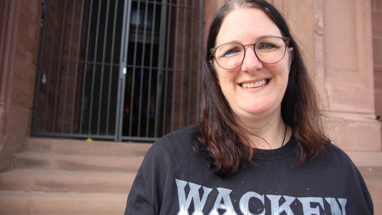 Esther, die Freundin von Organisator des Headbanger Gottesdienstes Mathias Fuchs, am Eingang der Kirche in Bruchsal-Obergrombach.