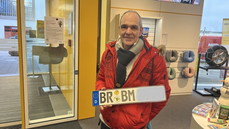 Auch Markus Baron freute sich über sein BR-Kennzeichen.