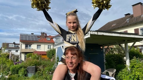 Mutter Andrea Wilhelm und Tochter Theresa beim gemeinsamen Training im Garten