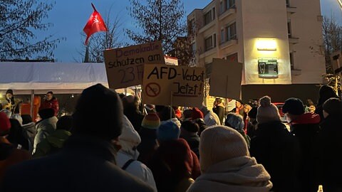 Zu sehen ist eine Gruppe, die gegen die AfD demonstriert. Das Bild stammt von einer Kundgebung im Februar in Hechingen.