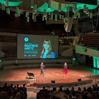 Die Stimme der Menopause – so heißt eine App, die den Hormonstatus von Frauen erkennen soll – allein am Klang der Stimme. Entwicklerin Beatrice Aretz, Doktorandin an der TU München wurde dafür bei der Science-Slam-Meisterschaft ausgezeichnet.