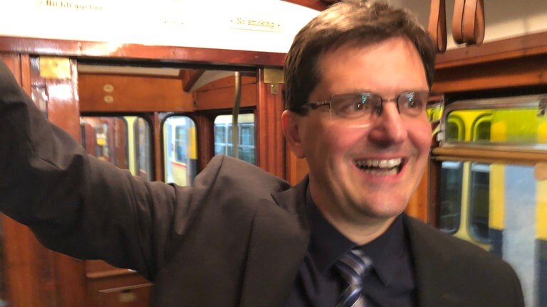 Carsten Strähle, Tausendsassa in Sachen Verkehrsoptimierung in einer alten Stadtbahn in Karlsruhe. 