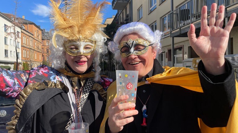 Der Rosenmontagszug 2025 in Mainz ist mit 140 Zugnummern und mehr als 9.500 Teilnehmenden auf der Strecke.