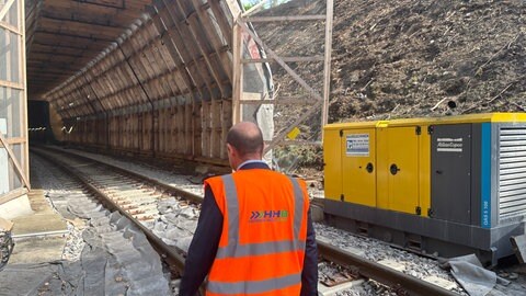 Frank von Meißner begeht Tunnel für Fledermäuse der Hermann-Hesse-Bahn