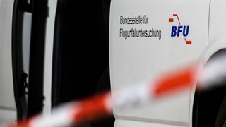 Ein Auto der BFU - Bundesstelle für Flugunfalluntersuchung - steht auf dem Parkplatz 