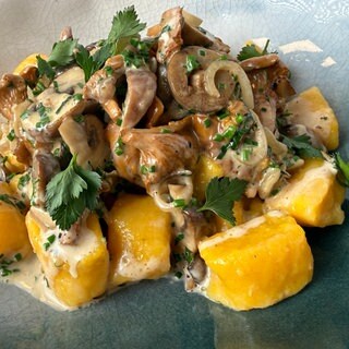 Kürbis-Gnocchi mit Pilzrahmsoße	