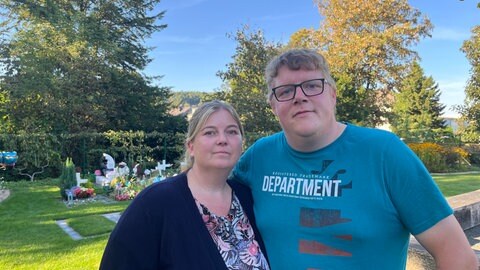 Lisa Girmscheid und Andreas Keuchel aus der Eifel stehen auf dem Gräberfeld für Kinder auf dem Trierer Hauptfriedhof. Mit dem neuen Bestattungsgesetz in Rheinland-Pfalz sollen Eltern von Sternenkindern jetzt mehr Rechte bekommen. 