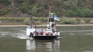 Nach wochenlangem Niedrigwasser kann die Rheinfähre bei Kaub wieder den Fluss überqueren.