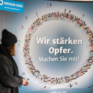 "Wir stärken Opfer. Machen Sie mit": Wand in der Bundesgeschäftsstelle Weisser Ring e.V. in Mainz: Viele Betroffene von physischer und psychischer Gewalt wissen nicht, wo sie Hilfe bekommen.