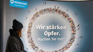 "Wir stärken Opfer. Machen Sie mit": Wand in der Bundesgeschäftsstelle Weisser Ring e.V. in Mainz: Viele Betroffene von physischer und psychischer Gewalt wissen nicht, wo sie Hilfe bekommen.