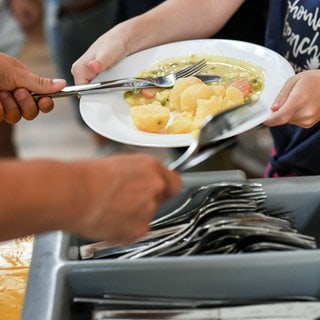 In Karlsruher Schulmensen gibt es derzeit Einschränkungen beim Mittagessen.