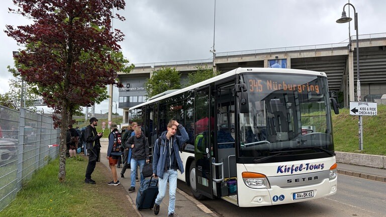 Shuttles und Busse werfen Rocker gefühlt im Minutentakt raus. 