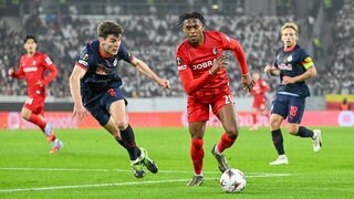 Freiburgs Junior Adamu im Laufduell mit Jacob Rasmussen (FC Red Bull Salzburg).