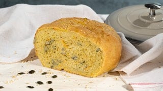 Dinkel Topf Brot mit Kürbis, angerichtet auf einem Brett. Ein SWR1 Pfännle-Rezept zum Motto "Bock auf Brot".