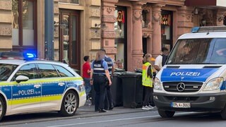 Polizeiwagen und Absperrband: Bei einer gewalttätigen auseinandersetzung in der Nähe des Mainzer Hauptbahnhofs sind zwei Männer verletzt worden. 