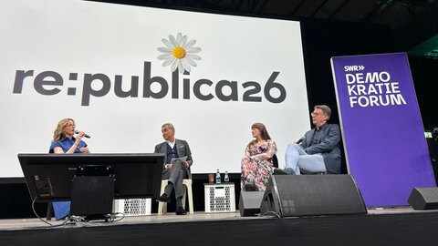Beim SWR Demokratieforum auf der re:publica in Berlin diskutierten Linken-Politikerin Heidi Reichinnek, der bayrische Staatsminisiter für Wissenschaft und Kunst, Markus Blume (CSU), Ethikprofessorin Alena Buyx und Moderator Michel Friedman über Streitkultur, Sprache und Demokratie.