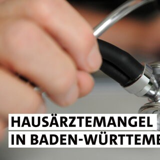 Ein Allgemeinmediziner hält in seiner Praxis in Deizisau ein Stethoskop in der Hand, mit der anderen Hand bedient er eine Computertastatur. Hausärtztemangel in Baden-Württemberg.
