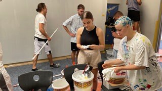 In Rottenburg ist trotz Sommerferien in der Schule etwas los. Abiturienten baden ihren misslungenen Abistreich aus und streichen die Schule neu.