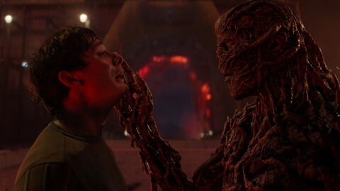 Noah Schnapp (links) als Will Byers und Jamie Campbell Bower als Vecna in "Stranger Things"