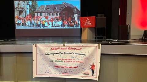 Das Bild zeigt die Betriebsversammlung bei Mann+Hummel in Speyer.