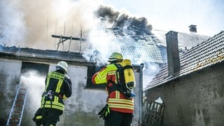 In einem Gebäudekomplexes in Heidenheim-Großkuchen ist am Samstag Feuer ausgebrochen. Zwei Menschen wurden laut Polizei verletzt.