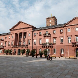 Das Rathaus der Stadt Karlsruhe auf dem Marktplatz.