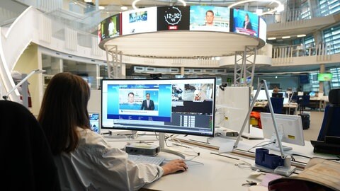 Newsroom von ARD-aktuell: Journalismus verliert an Vertrauen, Lokalzeitungen sterben, Zynismus und Nachrichtenmüdigkeit machen sich breit. Doch Demokratie braucht faktenbasierte Informationen. Wie erreichen Nachrichten wieder mehr Menschen?