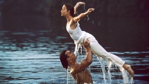 Szene aus dem Film "Dirty Dancing". Baby und Johnny proben die Hebefigur im Wasser.