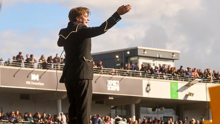 Per Almqvist hat mit seiner Rockband "The Hives" die Utopia Stage gerockt.