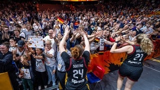 Basketball Berlin 10.09.2026 FIBA Women™s Basketball World Cup Germany 2026 Viertelfinale Quarterfinal Belgien (BEL) - Deutschland (GER) Deutschland gewinnt und steht im Halbfinale Lina Sontag (Deutschland, No.24) Marie Gülich (Deutschland, No.21) Gulich Zuschauer Fans und andere Jubel