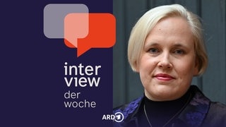 Schriftstellerin Anne Rabe, ohrlange, glatte blonde Haare, blickt in die Kamera.