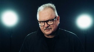 Heinz Rudolf Kunze schaut in die Kamera. 