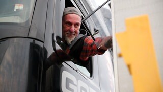 Brummi-Fahrer Gottlob schaut aus einem LKW